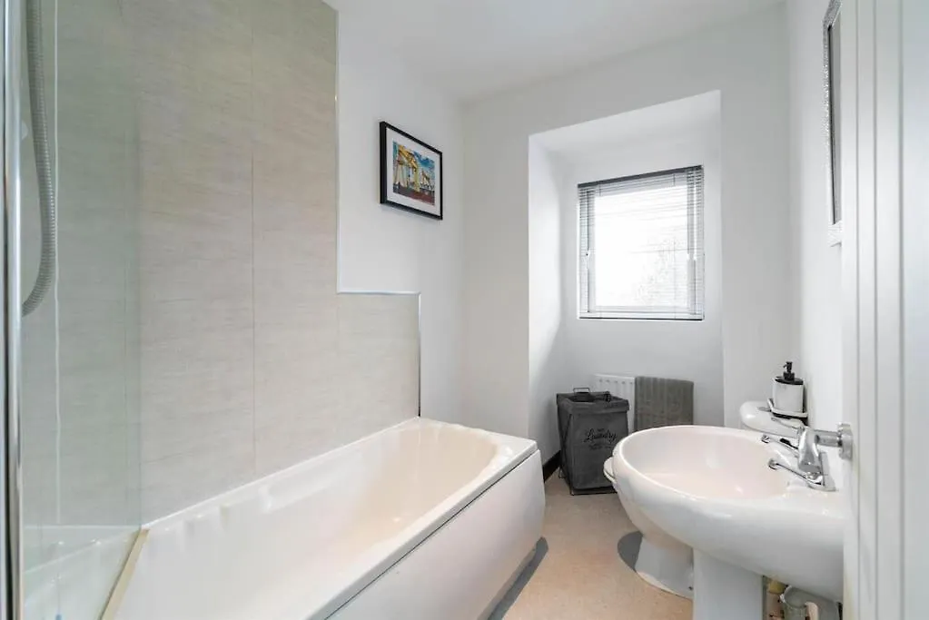Belfast Newly Refurbished 3 Bed House Apartment