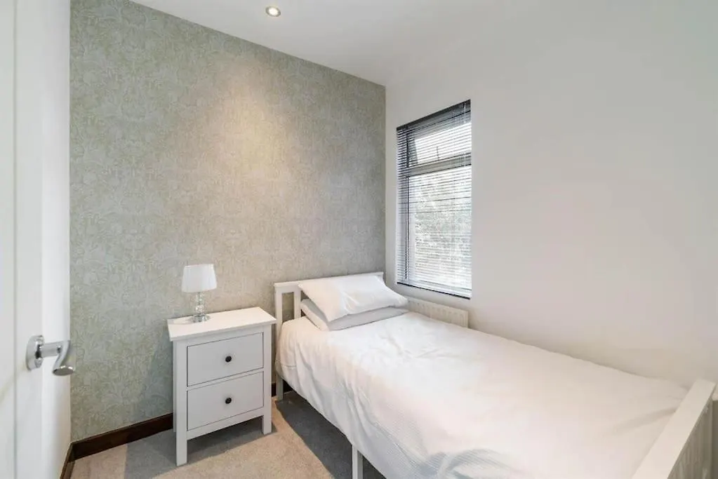 Belfast Newly Refurbished 3 Bed House Apartment