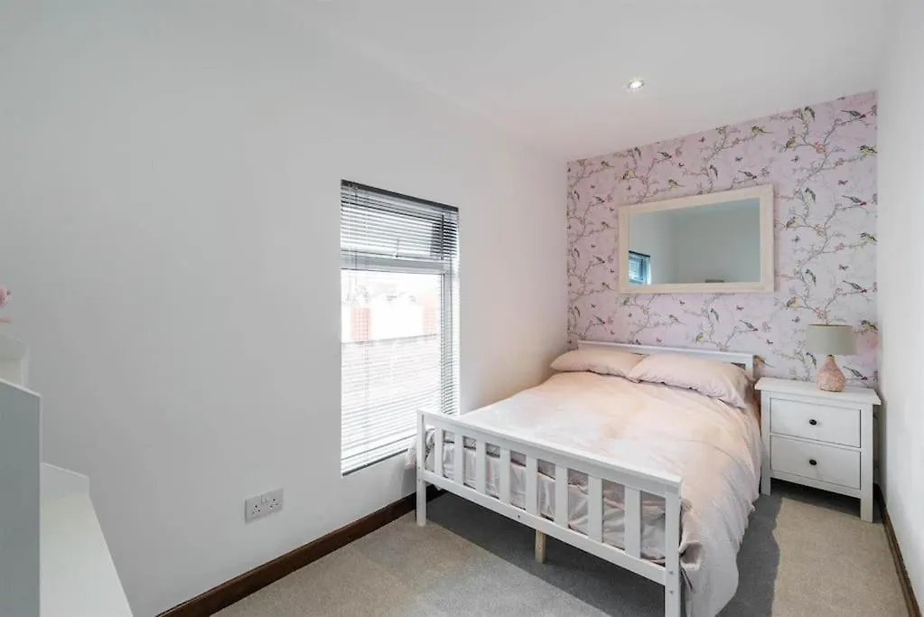 Belfast Newly Refurbished 3 Bed House Apartment 0*,  United Kingdom